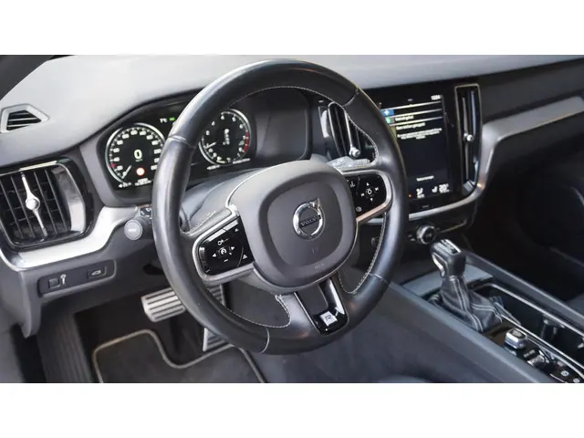 Volvo V60 2.0 T5 250pk R-Design 2019 Benzine 27