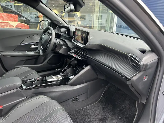 Peugeot 2008 1.2 Hybrid 145 GT 2025 Hybride Benzine 19