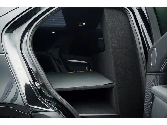 Land Rover Discovery 3.0 D250 R-Dynamic SE 2024 Diesel 8