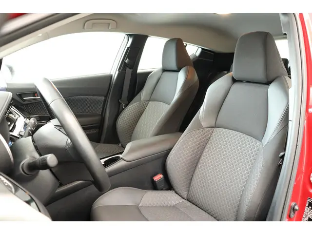 Toyota C-HR 1.8 Hybrid Dynamic, 2023 Hybride Benzine 18