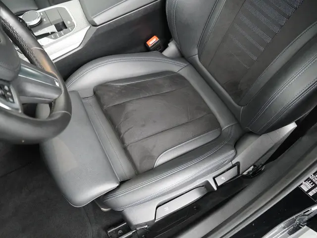 BMW 3 Serie Touring 318i Business Edition 2021 Benzine 13