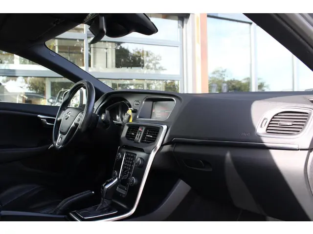 Volvo V40 2.0 T4 R-Design|Heico|Automaat| 2017 Benzine 17