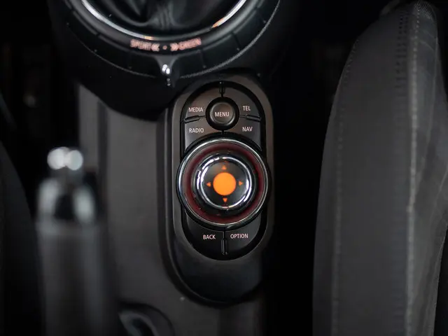 MINI Cooper Mini 1.5 Chili Serious Business 2016 Benzine 26