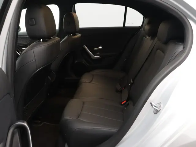 Mercedes-Benz A-Klasse 180 Business Line 2023 Benzine 10