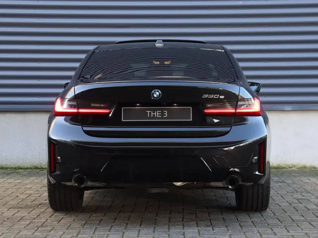 BMW 3 Serie 330e Sedan 2025 Hybride Benzine 4