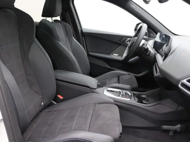 BMW 1 Serie 120 2024 Benzine 28