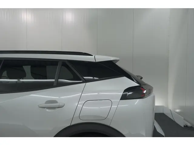 Peugeot 2008 PureTech 130 EAT8 Allure 2023 Benzine 21