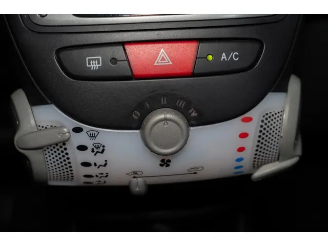 Peugeot 107 1.0 Envy 2013 Benzine 18