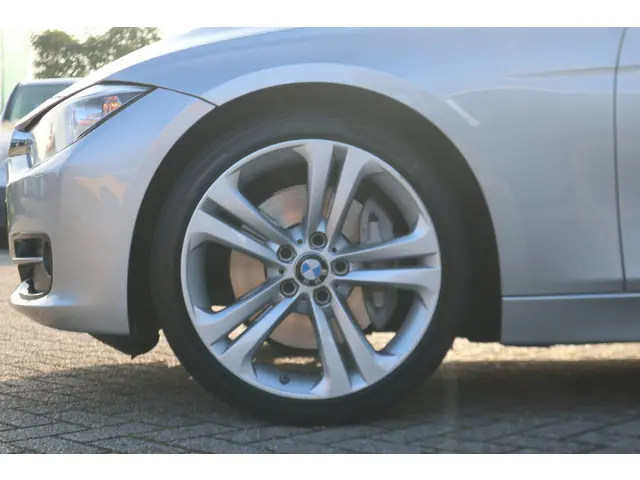 BMW 3 Serie 335i High Executive 2012 Benzine 38