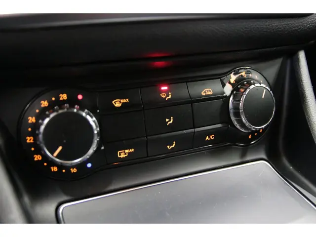 Mercedes-Benz GLA 180 Memory/AMG-styling 2018 Benzine 25