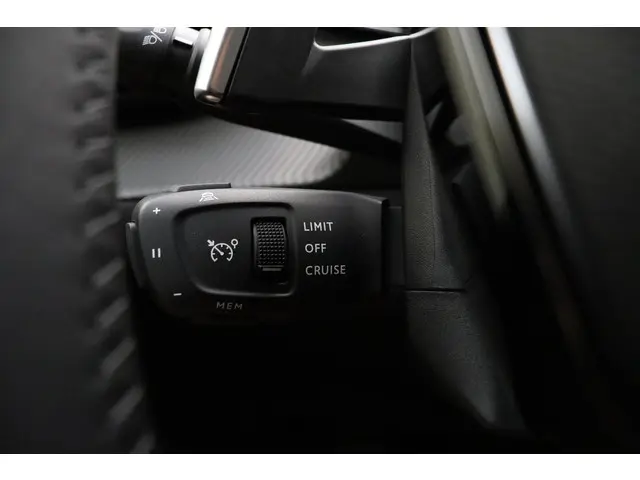 Peugeot 208 Hybrid 100 e-DCS6 Allure 2024 Benzine 29