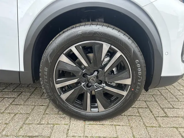 Peugeot 2008 1.2 Hybrid 145 PK GT 2025 Hybride Benzine 43