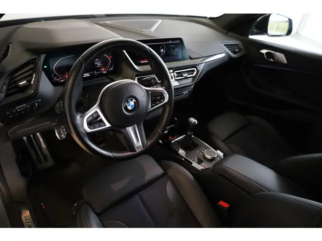 BMW 1 Serie 5-deurs 118i 2022 Benzine 7