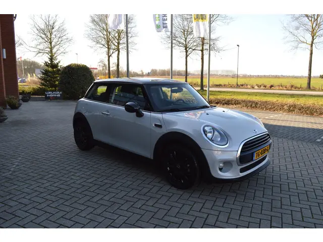 MINI Cooper Mini 1.5 Serious Business autom. 2017 Benzine 4
