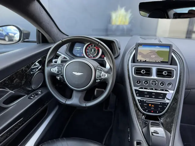 Aston Martin DB11 3
