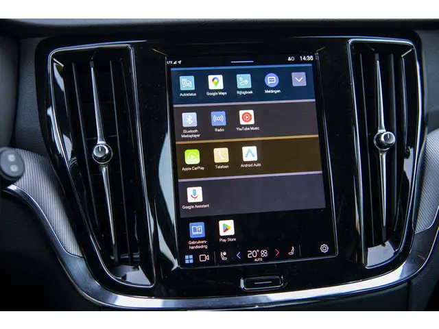 Volvo V60 2.0 B3 Essential Edition 2023 Benzine 18