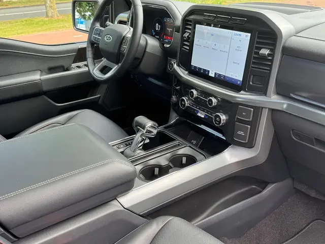 Ford F-150 3.5L V6 Lariat full-spec 2024 Benzine 12