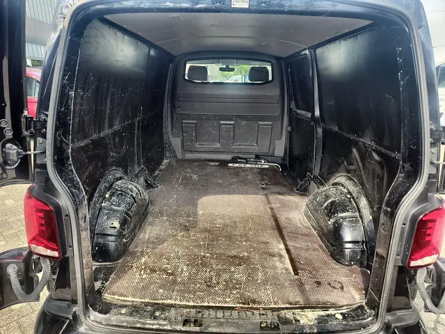 Volkswagen Transporter 2.0 TDI L2H1 28 2021 Diesel 24