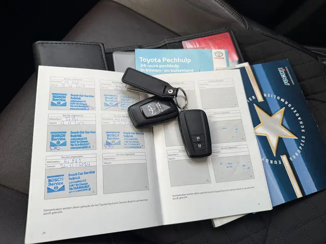 Toyota C-HR 1.2 Executive, Navigatie, Leer, 2016 Benzine 16