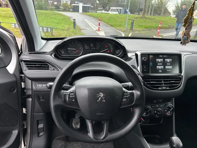 Peugeot 208 1.2 PureTech Blue Lion 2016 Benzine 12