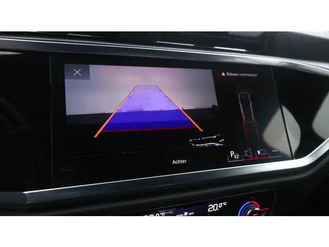 Audi Q3 45 TFSI e S edition 2025 Hybride Benzine 17