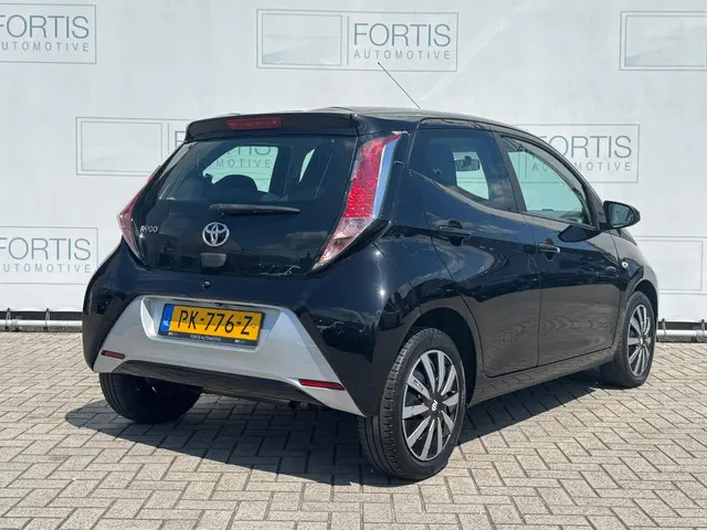 Toyota Aygo 1.0 VVT-i x-play 2017 Benzine 2