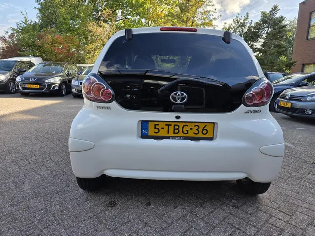 Toyota Aygo 1.0 VVT-i Dynamic Blue 2014 Benzine 8