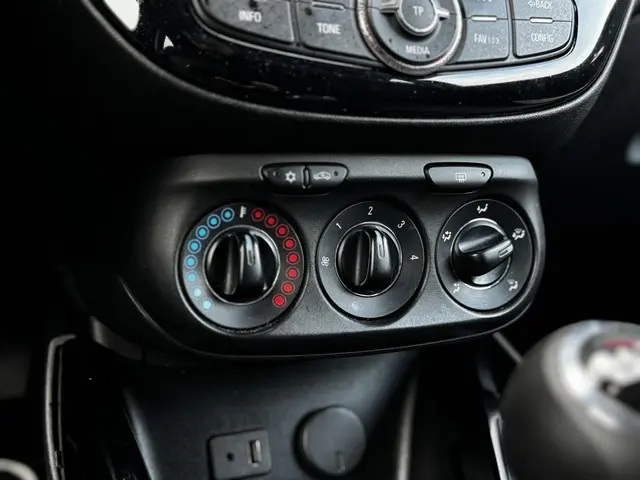 Opel ADAM 1.4 Jam 2013 Benzine 17