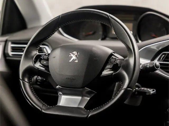 Peugeot 308 SW 1.2 PureTech Sport 2018 Benzine 19