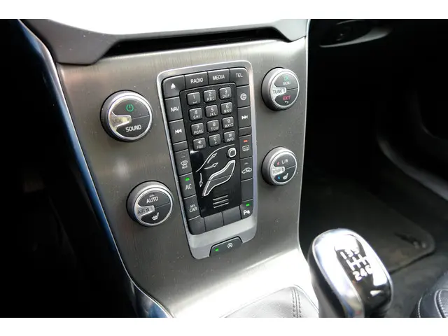 Volvo V40 2.0 T3 Nordic+ Pano|Xenon|Leder|Navi 2016 Benzine 14