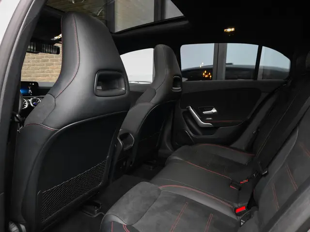 Mercedes-Benz A-Klasse 250 e AMG 2022 Hybride Benzine 30