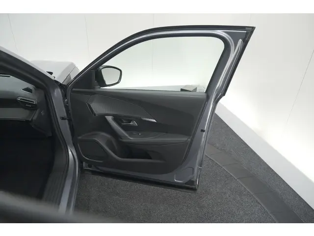 Peugeot 2008 PureTech 130 EAT8 Allure 2024 Benzine 63