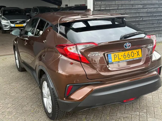 Toyota C-HR 1.8 Hybrid Executive 2017 Hybride Benzine 8