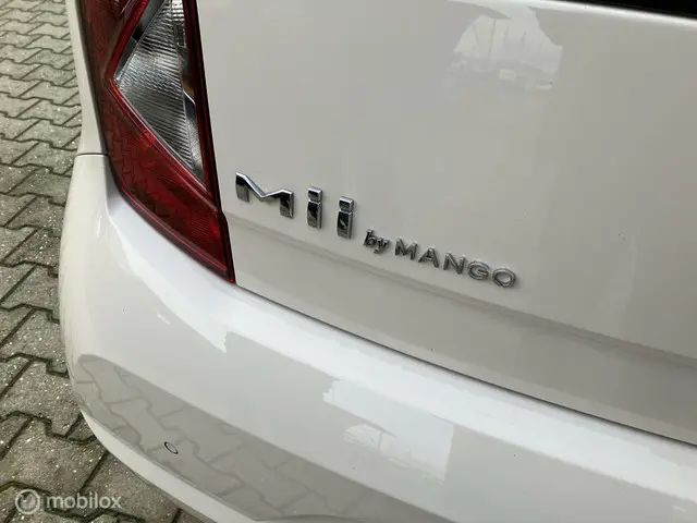 SEAT Mii by Mango. Navi, PDC, Allseason banden 2015 Benzine 9