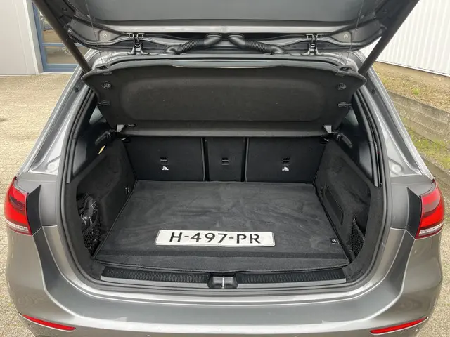 Mercedes-Benz B-Klasse 180 Launch Edition 2020 Benzine 24