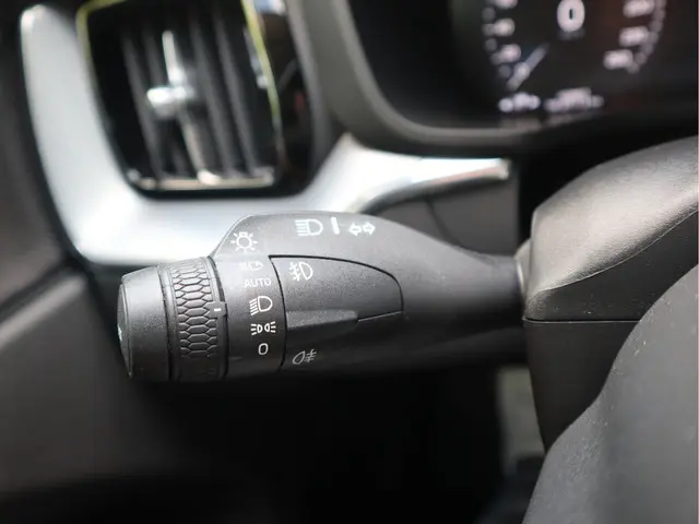 Volvo XC60 2.0 B5 250 PK Momentum Exclusive 2021 Benzine 32