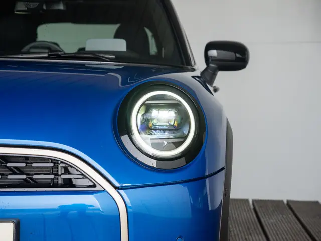 MINI 5-Deurs Cooper C 2024 Benzine 32