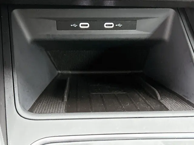 SEAT Leon 1.0 eTSI 110pk FR Business DSG 2023 Benzine 30