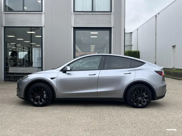 Tesla Model Y Long Range AWD 75 kWh 2023 Elektrisch 11