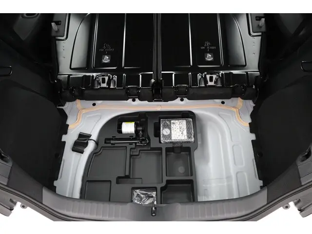 Toyota Aygo X Hybrid 115 play 2025 Hybride Benzine 32