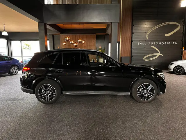Mercedes-Benz GLC 200 4MATIC AMG Line 2023 Benzine 4