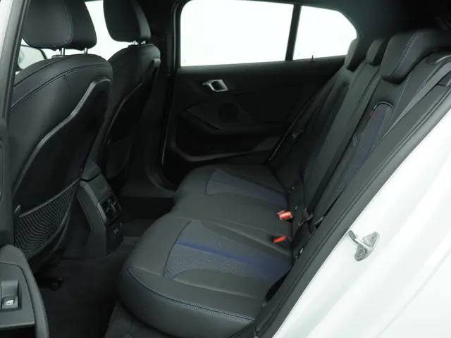 BMW 1 Serie 120i Executive 2022 Benzine 14