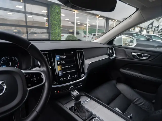 Volvo V60 2.0 T4 Inscription 2021 Benzine 2