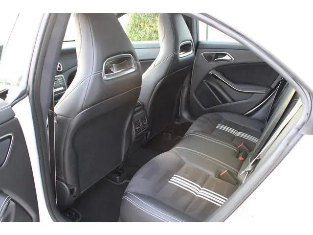 Mercedes-Benz CLA 180 AMG 2018 Benzine 8