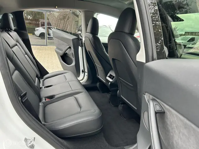 Tesla Model Y Long Range Dual Motor 2024 Elektrisch 16