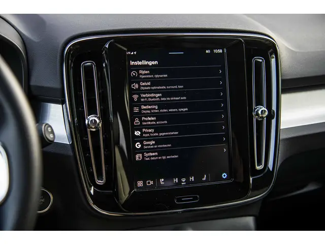 Volvo XC40 2.0 B3 Plus Black Edition 2025 Benzine 20