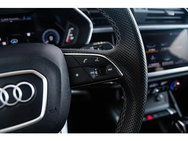 Audi Q3 45 TFSI e S edition 2022 Hybride Benzine 42