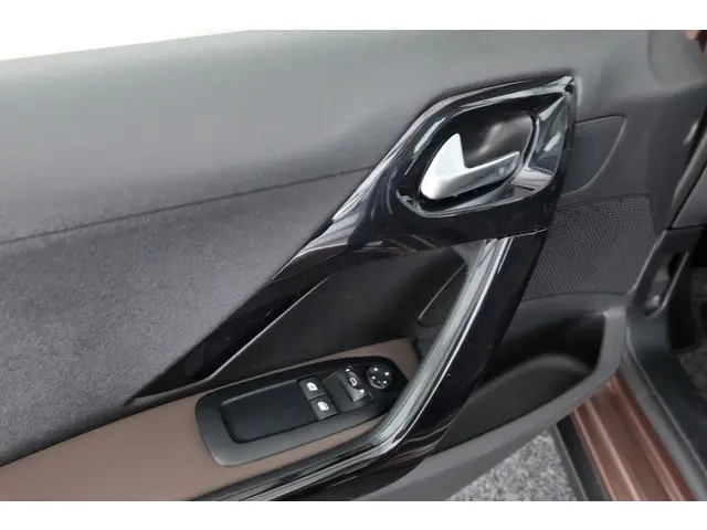 Peugeot 2008 1.2 VTi Active Pack Premium 2014 Benzine 26
