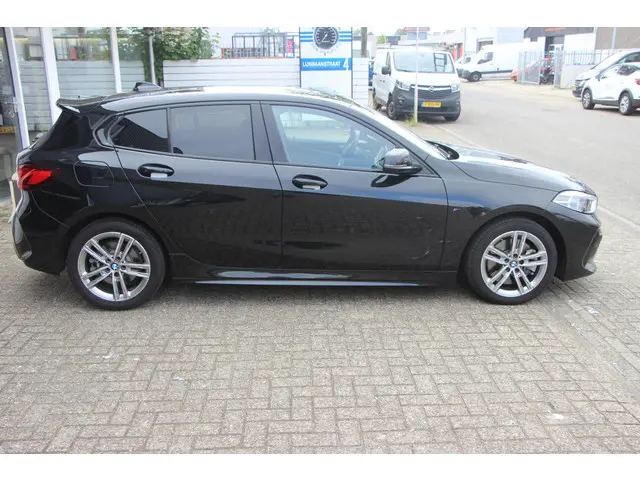 BMW 1 Serie 118i Executive Edition 2021 Benzine 21