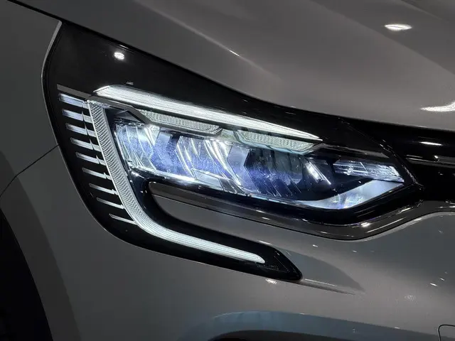 Renault Captur 1.3 TCe 140 EDC Intens 2021 Benzine 23